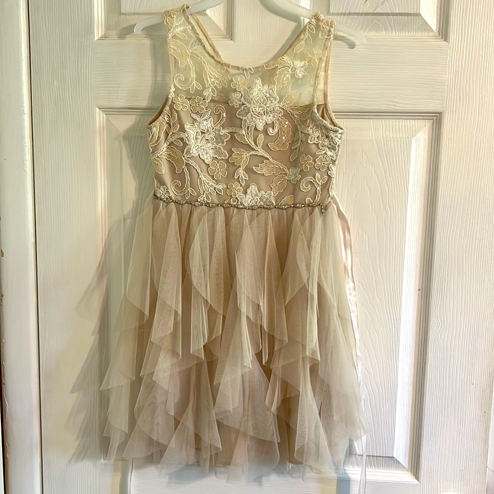 Size 7 girls party and formal dress! Like new.
